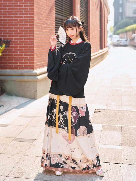 【十三余 小豆蔻儿】[云梦月升] 绣花圆领...