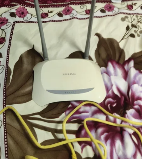 8块钱不包邮，＋2米网线，没有电源线  家...