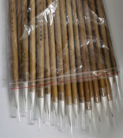 自己囤的毛笔，有大中小三种型号 笔锋包裹很...