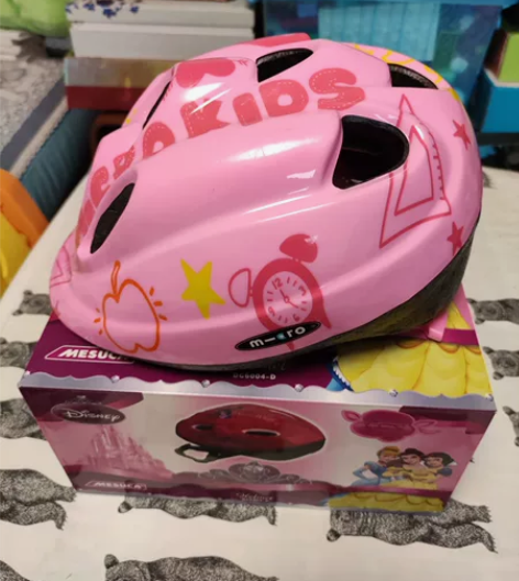 儿童骑行头盔，很轻的材质，适合三到五岁的孩...