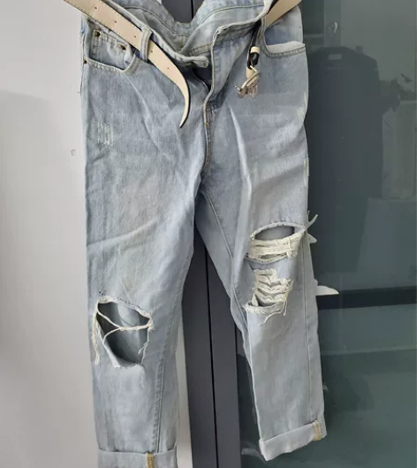 破洞牛仔裤，带腰带 感兴趣的话点“我想要”...