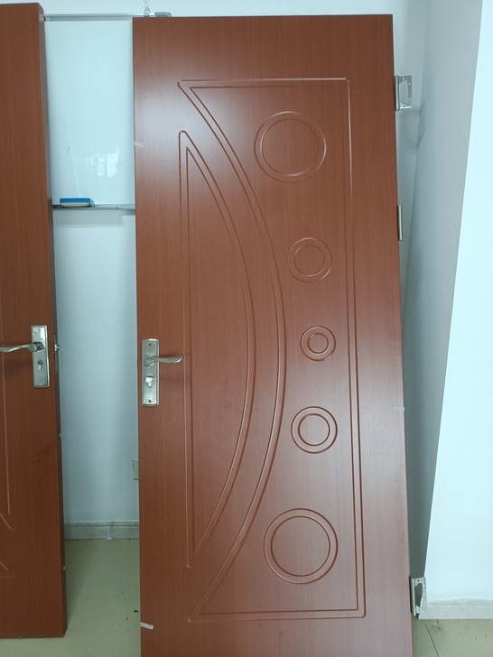 公司搬迁，处理50元一个门，九成新！