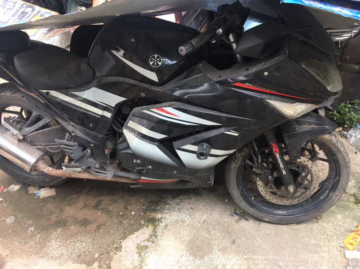 不知道什么牌子的摩托车。裸车裸车裸车。