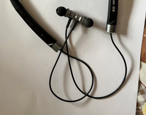 纽曼蓝牙运动耳机，有一点点划痕 感兴趣的话...