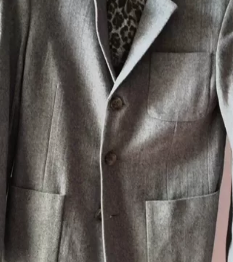 出男士西装，薄尼料，衣长71公分，穿过几次...