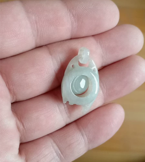 整块玉雕工件，可惜坏了，是一整块玉雕的，里...