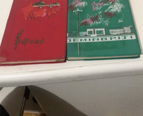 70十年代日记本，品相还可以，绿皮的几乎没...