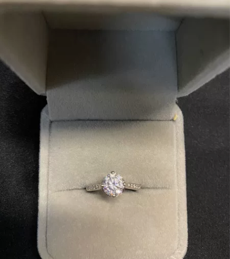 莫泊桑钻戒 大小可以调节 感兴趣的话点“我...