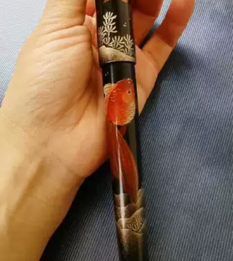 《金鱼》漆艺钢笔石沼凿琼瑶,金鳞数百条。年...