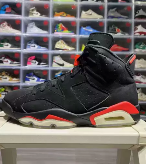 Aj6黑红 43码原盒 成色很好 鞋底磨损...