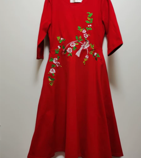 衣服是在长沙的一个手工制衣坊买的 叫做朝花...