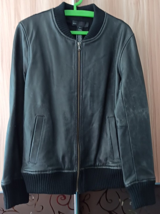 打磨做旧牛皮棒球夹克服，手工打磨是不对称的...