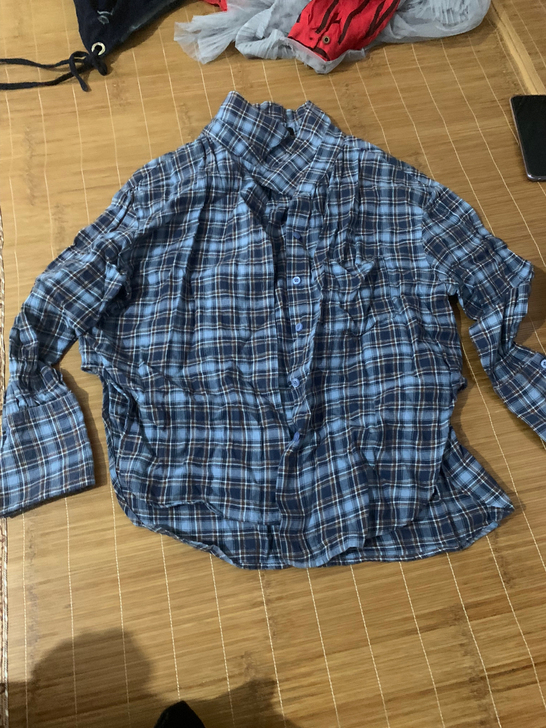 格子衬衫，袖口设计感，颜色很百搭，料子很软...