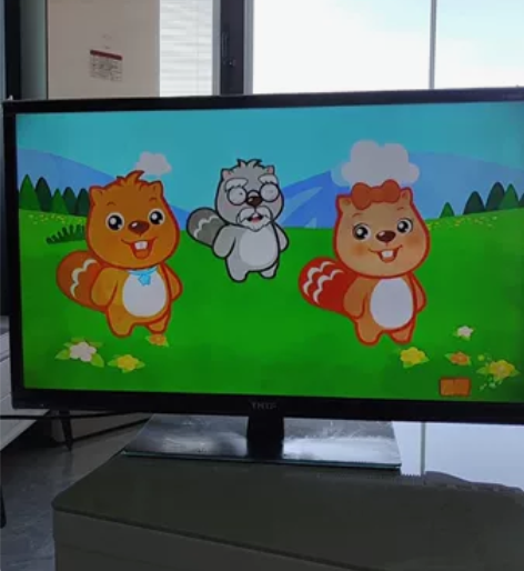 清华同方32寸液晶电视,含有底座,屏幕清晰...