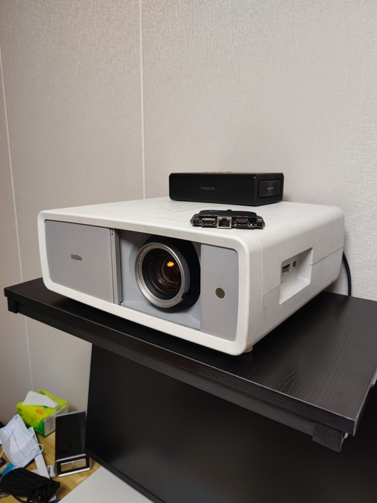 三样Z700，可以上下左右调整画面位置。没...