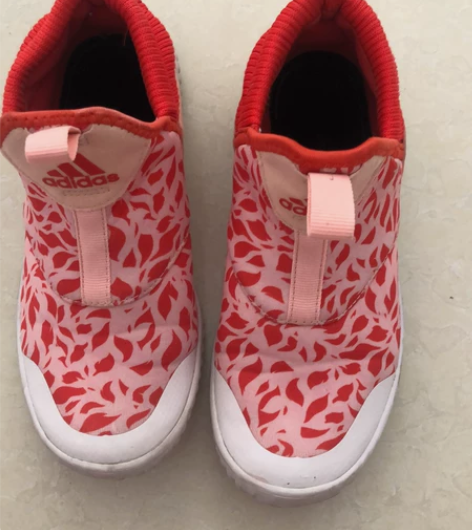 35码女童阿迪运动鞋 感兴趣的话点“我想要...