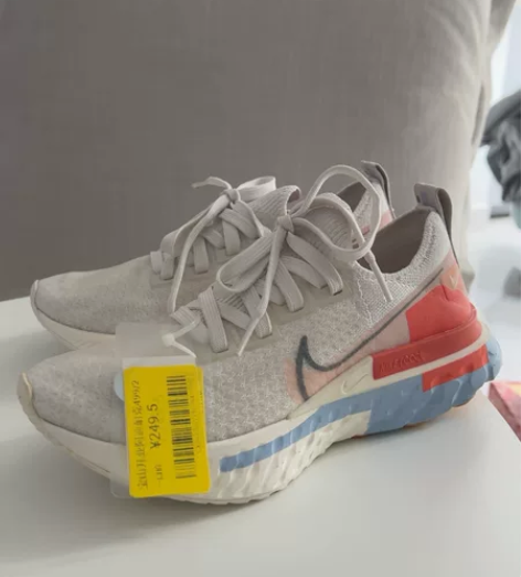 耐克运动鞋 宝山荟品仓开业当天购买的两双4...