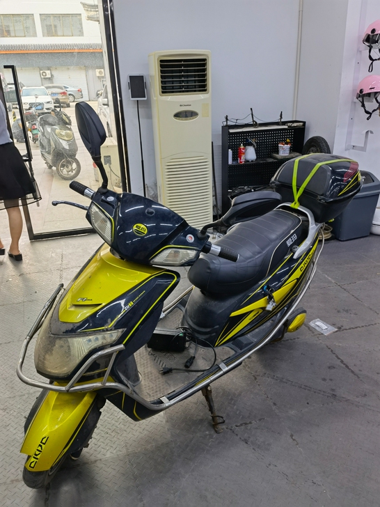 爱玛品牌电动车，二手电动车，电池还在三包期...