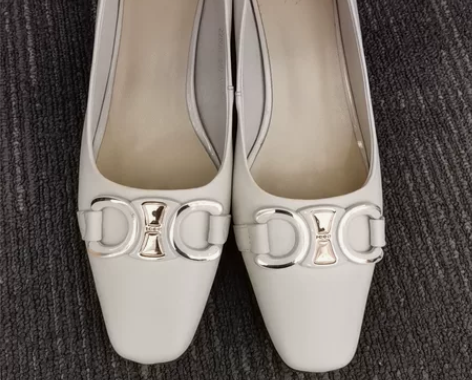 单鞋，真皮，就在办公室穿了一次。尺码240...