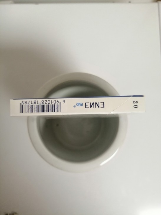 瓷器笔筒，产地不详年限不详，当摆件出售，实...