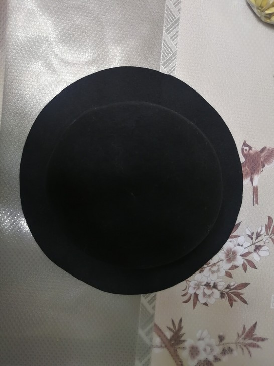 全新纯黑色羊毛帽子,吊牌摘了。品牌的专柜1...