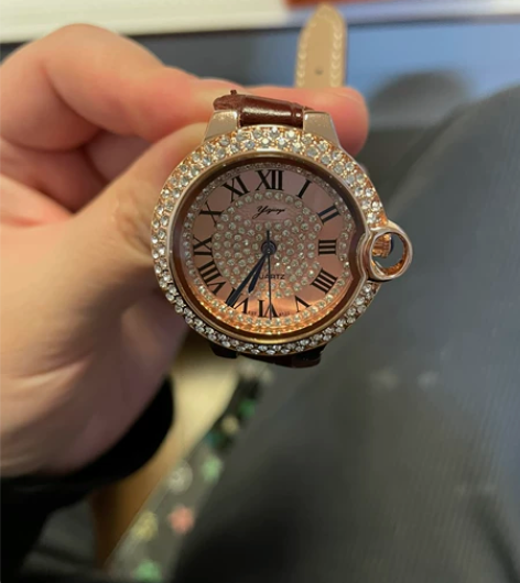 女士手表，不知道什么时候买东西送的吧，不知...