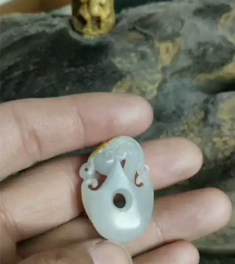 和田籽料小挂件,独籽白肉小青花雕刻螭龙鸡心...