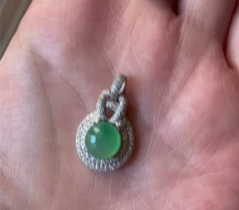 18k金满钻翡翠吊坠，小精品一枚。裸石9-...