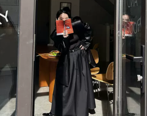 灰色时髦长款百褶拖地半裙女2022早秋新款...