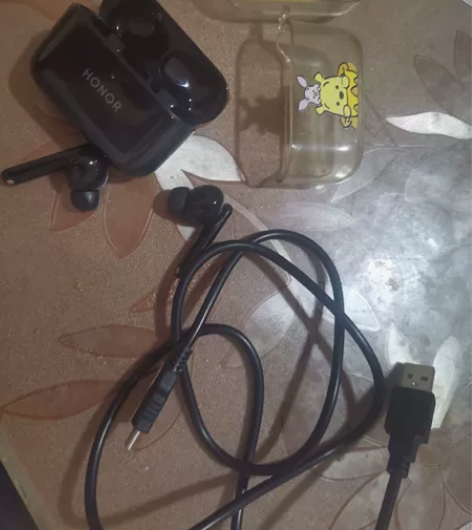 荣耀蓝牙耳机2se 成色一般因为长期使用保...