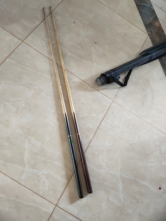 台球杆两根带杆套，可收纳设计