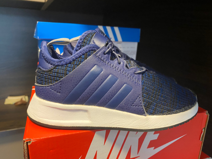 adidas运动鞋