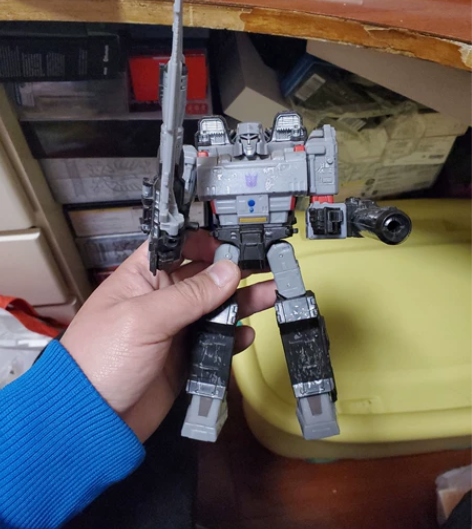 围城威震天120包邮全配无损 感兴趣的话点...