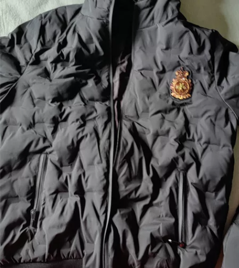 佐设男士羽绒服一套，里面白鸭绒含百分之九十...