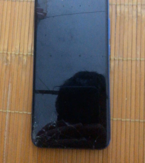 荣耀10  6+64 碎屏，其他功能正常