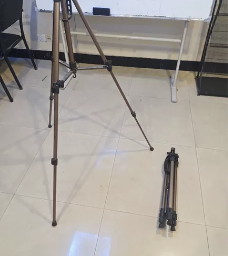 灰色可伸缩画架（可赠送一个画板） 感兴趣的...