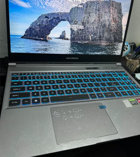 刚买的电脑一个星期没到膜还没撕，因为有点变...