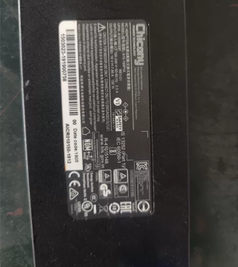 机械革命笔记本的适配器原厂有使用痕迹，别的...