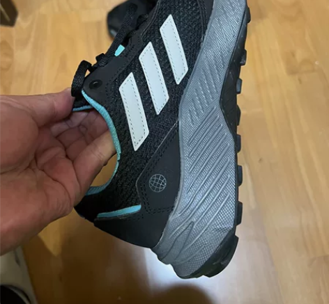 阿迪达斯女士运动鞋 36.5码，版型偏宽，...