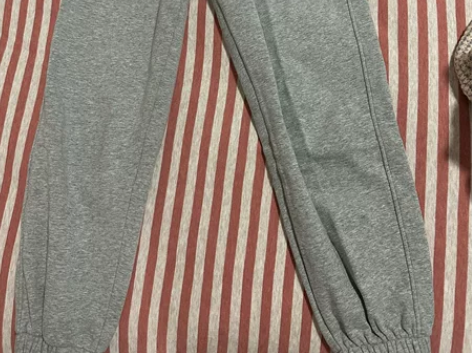 灰色加绒运动裤,花灰色,没有品牌但是质量版...