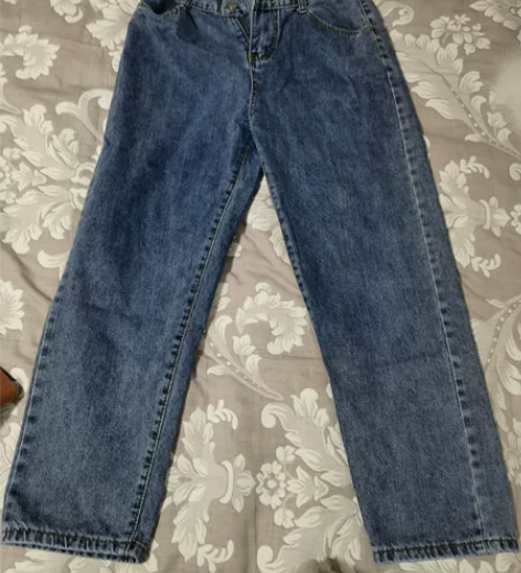 直筒牛仔裤，料子很软，春夏秋都能穿，一次也...