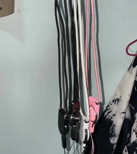 手机挂绳 便宜出 3黑 1粉  1白  可...