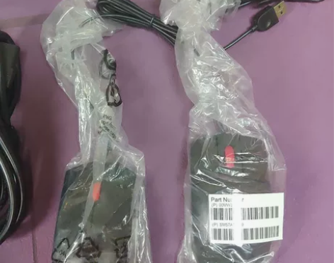 鼠标，电脑电源线，还有一个充不上电的App...