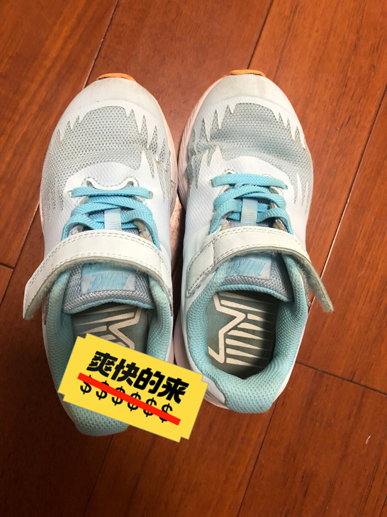 耐克正品运动鞋，八成新，内长17CM，小孩...