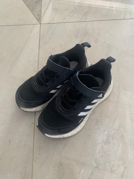 adidas运动鞋