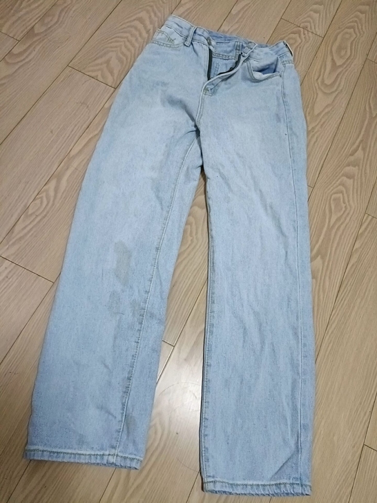 浅蓝色阔腿牛仔裤