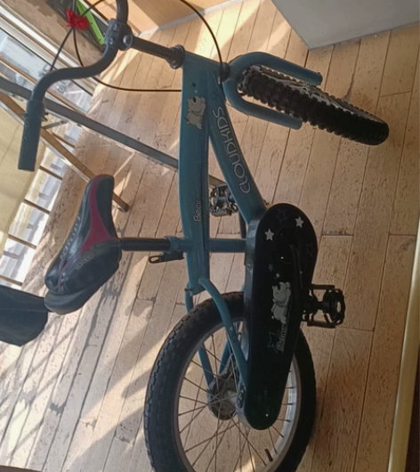 儿童自行车 赠送骑行头盔与护具轻微使用痕迹...