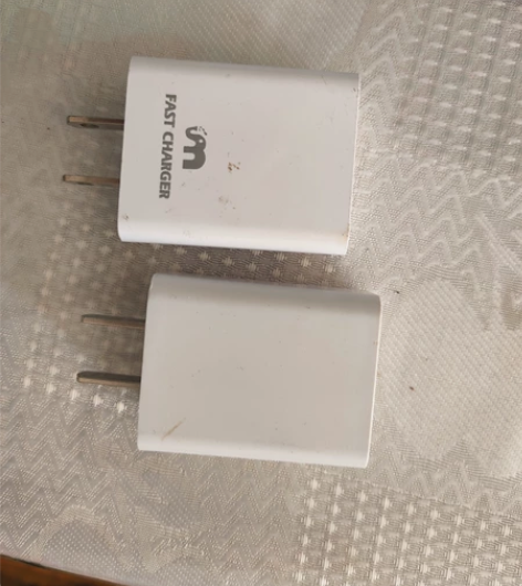 出两个充电头，无破损，全新，包邮 感兴趣的...