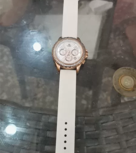 萝西利手表，戴了好几年，换过电池，其它没动...