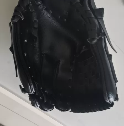 棒球手套9.5U，9.8层新。自提或者运费...